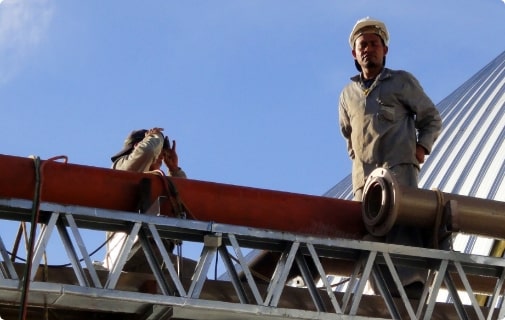 homem caminhando sobre uma plataforma de ferro